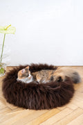 Cama redonda de piel de oveja natural para mascotas - Marrón